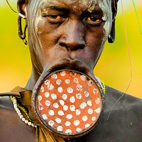 Ženy z kmene Mursiů si zdobí ústa těmito talířky. 