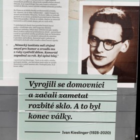 Prostřednictvím pamětnických příběhů z databáze projektu Paměť národa popisuje osudy účastníků. Jedním z nich byl během pražského povstání Ivan Kieslinger, který šel se zrcadlem proti německému tanku a pomáhal Rudé armádě.