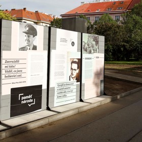 Výstava Nikdy nezapomeneme byla zpřístupněna na místě bývalého pomníku maršála Koněva v Praze 6.