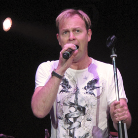 Tu však překazil zpěvák Jason Donovan. Předávkoval se kokainem. Pomohla mu až přivolaná záchranka. 