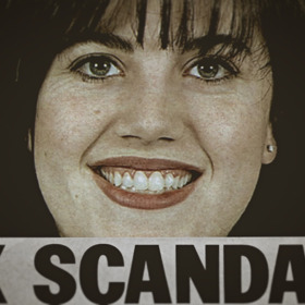 Monica Lewinská se měla se vším svěřit úřednici Lindě Tripp. Ta o všem informovala žalobce Kennetha Starra, který měl na prezidenta již dlouho spadeno. 