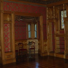 Nechala zřídit i hudební salónky a taneční sály. Přesto se v nich nikdy nic nekonalo.