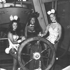 Zajíčci byli sice poměrně dobře finančně zajištěni (i když později žádali o podíl ze zisku stále populárnějších klubů), stálo je to však život plný odříkání.