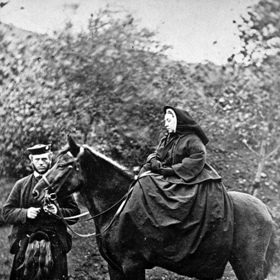 Do hrobu si také vzala větvičku vřesu, jako vzpomínku na svého věrného služebníka Johna Browna.