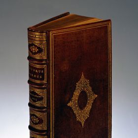 Neobyčejné vazby se dočkala i kniha o panenství a ženských reprodukčních orgánech od Dr. Ludovice Boulanda.