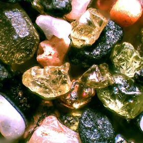 Připomíná drahé kameny a přitom je to obyčejný písek.