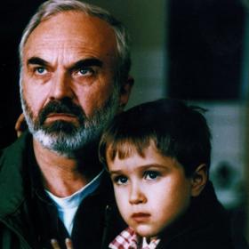 Andrejovi Chalimonovi se během natáčení Kolji začal viklat přední zub. Zubař mu kvůli kontinuitě uvolněný zub přilepil zezadu k těm ostatním.