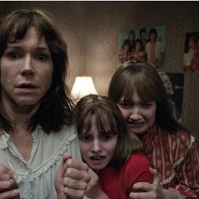 V zajetí démonů 2: Tentokrát se děj přenese do Anglie. Matka se dvěma dětmi je sužována zákeřným poltergeistem.