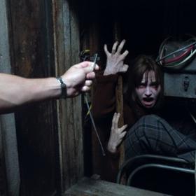 Film se zakládá na skutečných událostech, známých jako případ Enfield Poltergeist. Rodinu měl sužovat duch zlého staříka a k paranormálním jevům má v londýnském Enfieldu docházet dodnes.