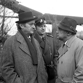 Na kolejích čeká vrah: Major Kalaš je opět v plné polní. Tentokrát řeší dvě tragédie, ke kterým dojde na krátké trati, po níž zrovna uhání střežený vlak s novými bankovkami.