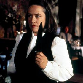 Scenárista filmu William Goldman řekl, že spousta herců odmítla roli v Misery kvůli tomu, že ženská postava zastiňuje tu mužskou. Na nabídku nakonec kývl James Caan.