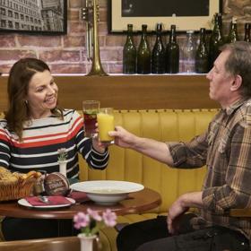 Jak to má Evžen s Kateřinou? Opravdu je jen jeho zákaznicí, které rekonstruuje penzion, nebo se mezi nimi vyvíjí hlubší vztah?