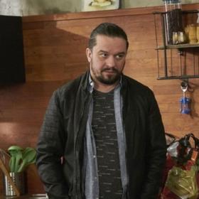 Mára pyká za svoje neuvážené rozhodnutí. Z odhodlání udělat pro rodinu jen to nejlepší a zajistit ji finančně, se stala noční můra. Podaří se mu ji zahnat?