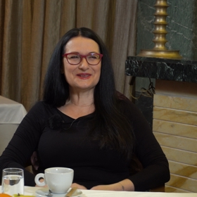 Mirka Čejková patřila mezi nejpopulárnější tváře televizního zpravodajství. Pak se stáhla do ústraní a dnes je trojnásobnou matkou. Pořad Na kafeečko navštívila v květnu.