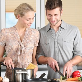 2. Umí si připravit večeři sám. Že je to spíš přidaná hodnota? Troufáme si napsat, že ne. Protože očekávat obsluhu kuchyně od ženy je pozůstatek staré doby. Muž zralý na manželství si umí poradit sám i u plotny.