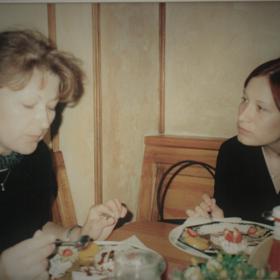 Helena s maminkou v restauraci.