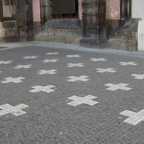 Na místě popraviště nalezneme 27 památečních křížů.