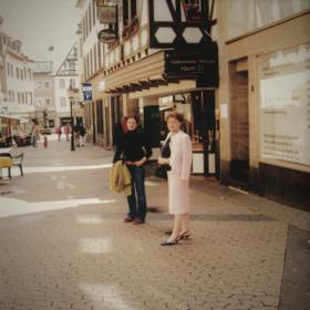 Helena s maminkou na nákupech.