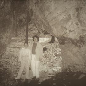 Helena s maminkou na výletě v jeskyni.