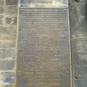 Zde je pamětní deska se jmény popravených.