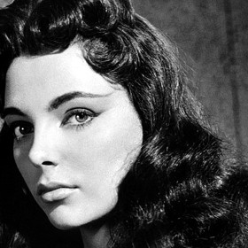 Se vstupem do showbyznysu pomohl Joan její otec Joseph William Collins, který pracoval i pro The Beatles nebo Toma Jonese. 