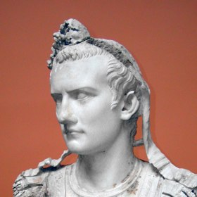 Caligula zase miloval svého koně natolik, že mu poskytl palác i se služebnictvem. Navíc z něj chtěl udělat senátora.