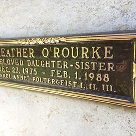 Heather O'Rourke, hvězda hororové trilogie Poltergeist, zemřela na infekci v důsledku prasklého střeva v pouhých 12 letech. Přitom kdyby dříve podstoupila operaci, mohla být ještě mezi námi. 