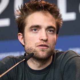 Hvězda Stmívání Robert Pattinson se zrovna moc hezky nechová ke svým vlasům. Neumyje si je klidně i celý měsíc.