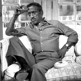 Herec a zpěvák Sammy Davis Jr. pokukoval po satanismu. Dokonce se spolčil se samotným černým papežem Antonem LaVeyem. 