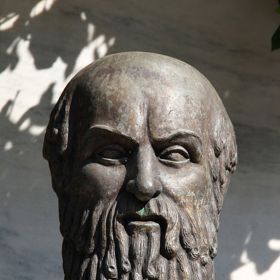 Autor tragédií Aischylos se bál předpovědi, že jej doma zabije padající předmět. Raději pobýval venku...