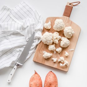 Květák si rozumí s bramborami v placičkách, ale také s batáty. Stačí je jen zapéct se sýrovou omáčkou a máte famózní večeři.