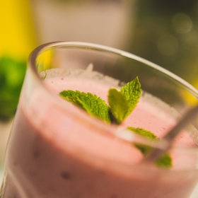 Na osvěžující jahodové frappé budeme potřebovat 6 dl studeného mléka, 300 g jahod a ledovou tříšť. Jahody rozmixujeme s vychlazeným mlékem a podle potřeby dosladíme cukrem, ale to není nutné. Pak vmícháme ledovou tříšť. Sklenici můžeme dozdobit lístky máty, lžící zmrzliny nebo šlehačky, fantazii se meze nekladou.