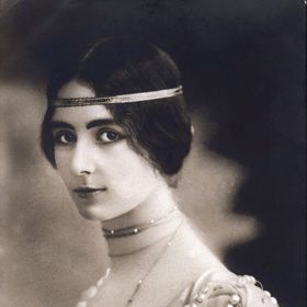 Cléo de Mérode také určovala módní trendy. Velkým hitem se stal tento typ účesu, tedy rovné, či mírně zvlněné vlasy upevněné úzkou stuhou obepínající čelo.