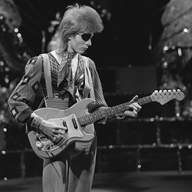 Zpěvák David Bowie během bezesných nocí studoval kabalu.