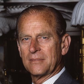 Princ Philip mateřskou lásku nikdy nepoznal. „Byla jsem pro něj jen matkou v technickém slova smyslu," nechala se slyšet Alice, která svůj život raději zasvětila Kristu. 