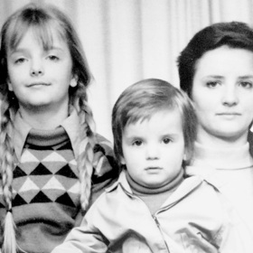 Gabriela Filippi jako dítě se svou maminkou a sestrou.