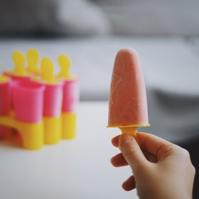 Na báječný jahodový nanuk budeme samozřejmě potřebovat jahody, pak vychlazený cukrový sirup a tvaroh. To všechno rozmixujeme a vmícháme pudinkový prášek. Když směs zhoustne, co by mělo trvat přibližně 3 minuty, opatrně vmícháme šlehačku. Naplněné formičky vložíme do mrazáku.