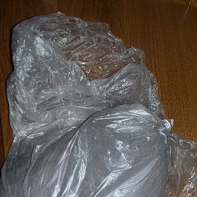 A zde je lidský popel. Jeho hmotnost se prý rovná tomu, kolik dotyčný vážil při narození.