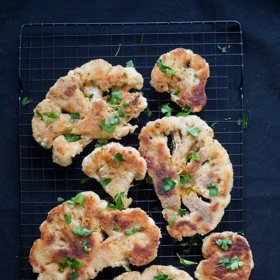 Květák se neztratí ani v grilovací sezóně. Nakrájejte jej na asi 1 až 1,5 centimetru silné plátky, potřete máslem a grilujte asi 5-7 minut z každé strany. Můžete ho také vyšperkovat marinádou z olivového oleje, dijonské hořčice, česneku, soli a pepře.