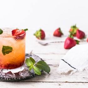 Pokud si budete chtít jahodové mojito trošku vylepšit, dejte méně sodovky a místo ní můžete použít bílý rum nebo vodku. Do jahodového mojita se hodí také šampaňské.