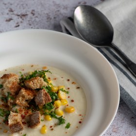 Z květáku můžete zkusit připravit i krémovou polévku. Základem je na másle zesklovatělá cibule. Poté se přidá jedna brambora a asi po minutě i květák. Pak špetka koření, bobkový list a čerstvě nastrouhaný muškátový oříšek. Po asi 5 minutách vaření přilijeme vývar a vaříme do změknutí květáku. Pak vyndáme bobkový list a všechno rozmixujeme dohladka. V této fázi je možné přilít smetanu, ale polévka by už sama měla mít krémovou konzistenci. Zdobit můžeme kukuřicí a opečenými kousky chleba.