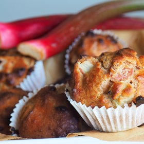Můžete použít i libovolný recept na muffiny. Jen nezapomeňte kostičky rebarbory nejdřív poprášit moukou. Bez této vychytávky by vám klesly na dno košíčku.