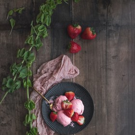 A na závěr jeden recept, bez kterého bychom si léto neuměli představit - zmrzlina z jahod a banánů. Budeme potřebovat 2 banány a 3 hrsti jahod, oba druhy ovoce nejdřív dáme zmrazit. Do mixéru pak vložíme banány a jahody, lžíci medu a 120 ml kokosového mléka. Pokud to nebudeme připravovat pro děti, lze směs ochutit 2 lžícemi bílého rumu. Vše rozmixujeme dohladka a můžeme ihned podávat.