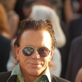 Od devadesátých let začal s plastickými operacemi. Prý kvůli následkům z boxu.