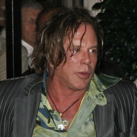 Rourke se dlouhá léta potýkal s alkoholem, depresí i myšlenkami na sebevraždu.