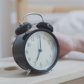 Než se staly budíky součástí všech domácnosti, chodili probouzet spáče speciálně vyškolení lidé, třeba klepáním na okno.