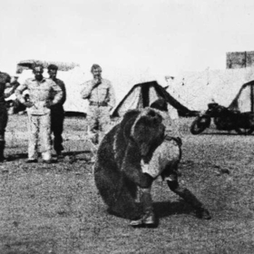 Rád se s vojáky mazlil, miloval také přátelské zápasy. A preferoval pivo.