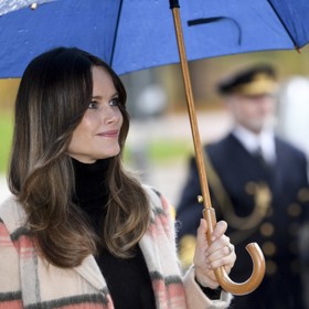 Sofia často nosí vlasy rozpuštěné, přičemž její obličej rámují romantické vlny.