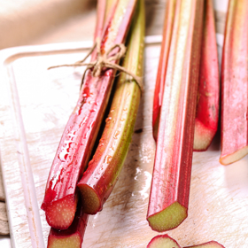 Klidně je nakrájejte na menší kousky a použijte do výtečného rebarborového koláče, který bude mít neuvěřitelně svěží chuť.