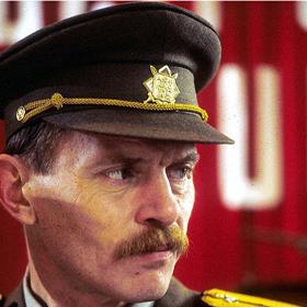 U Černých baronů sloužil i režisér filmu Zdenek Sirový. Na tu dobu vzpomínal jen velmi nerad.